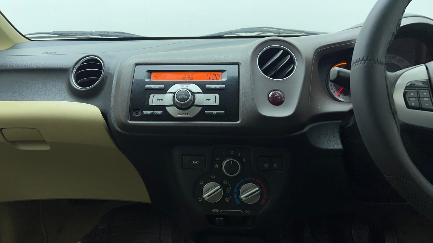 Used 2013 Honda Brio VX MT Petrol Manual top_features Integrated (in-dash) music system