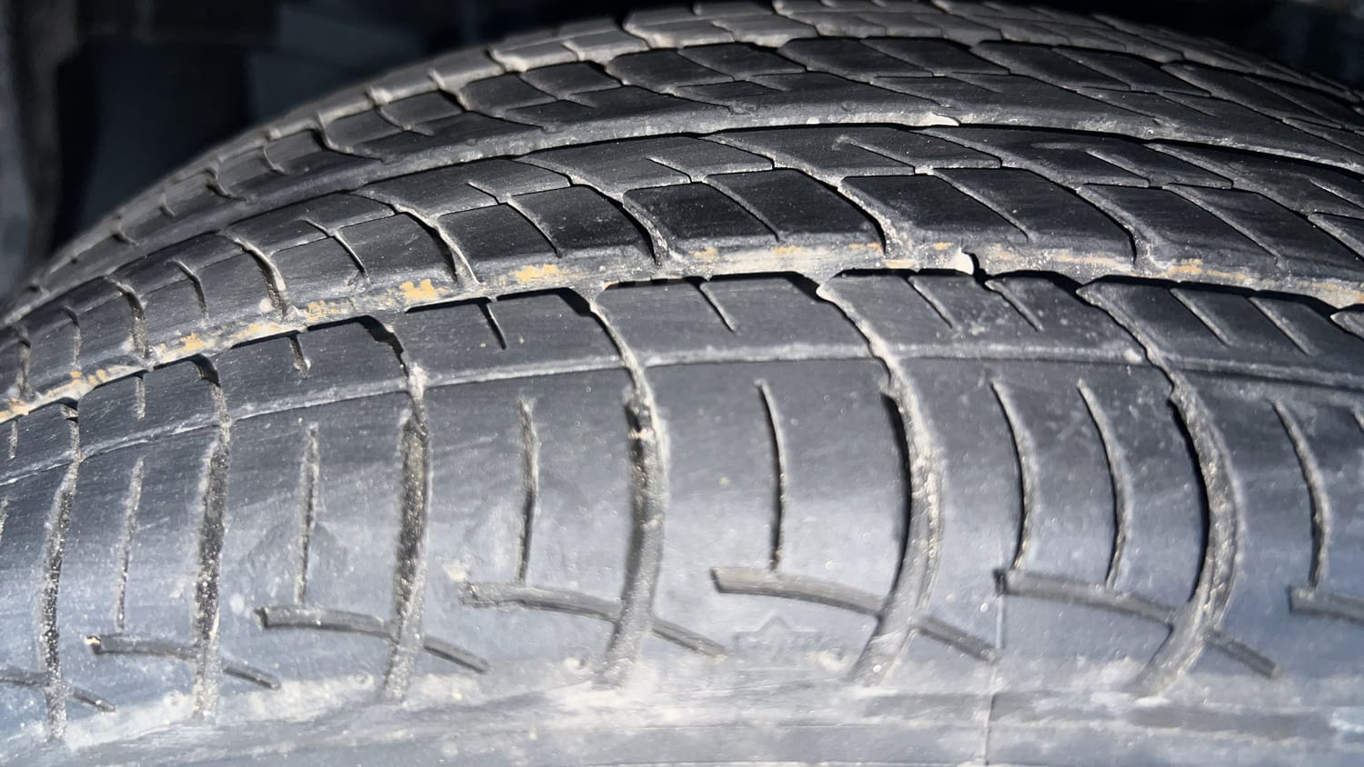 Used 2013 Honda Brio VX MT Petrol Manual tyres LEFT FRONT TYRE TREAD VIEW