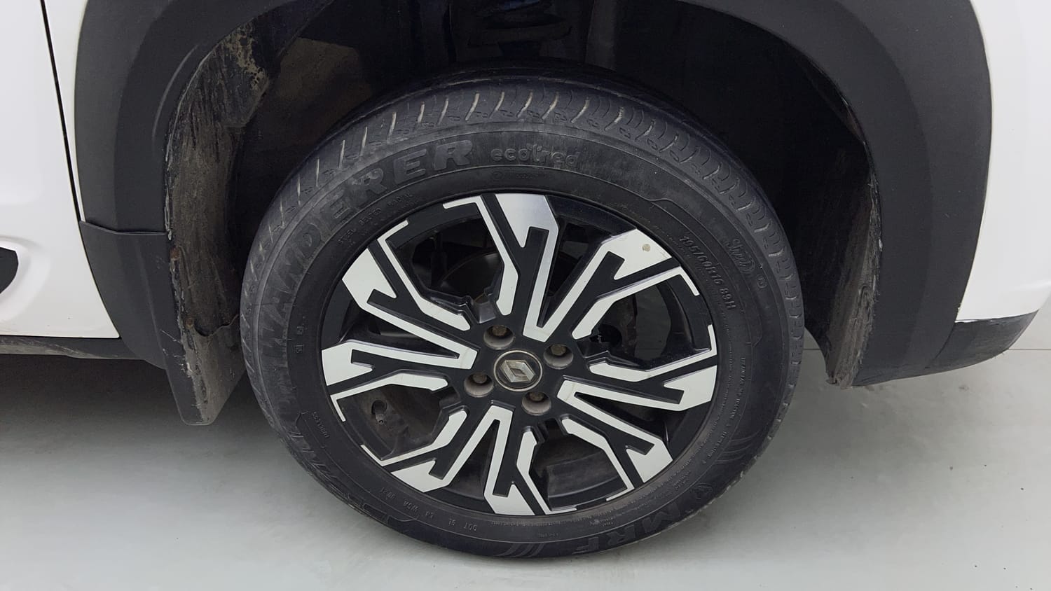 Used 2022 Renault Kiger RXZ MT Petrol Manual tyres RIGHT FRONT TYRE RIM VIEW
