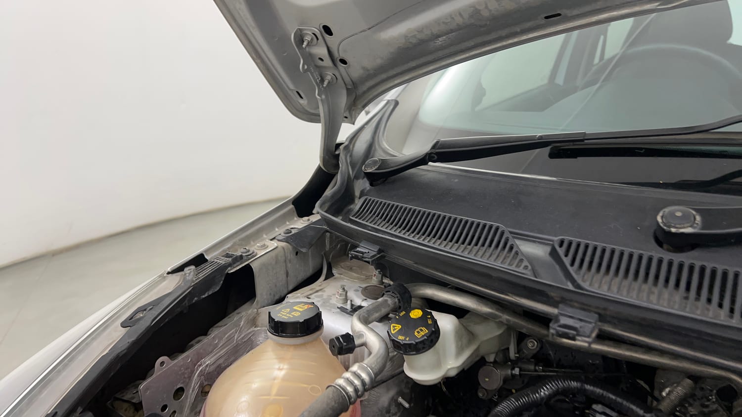 Used 2021 Ford Figo Titanium 1.2 Ti-VCT MT Petrol Manual engine ENGINE RIGHT SIDE HINGE & APRON VIEW