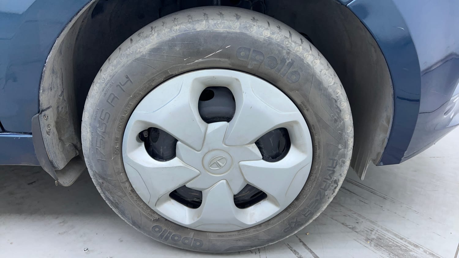 Used 2023 Tata Tiago EV XT Long Range Electric Automatic tyres RIGHT FRONT TYRE RIM VIEW