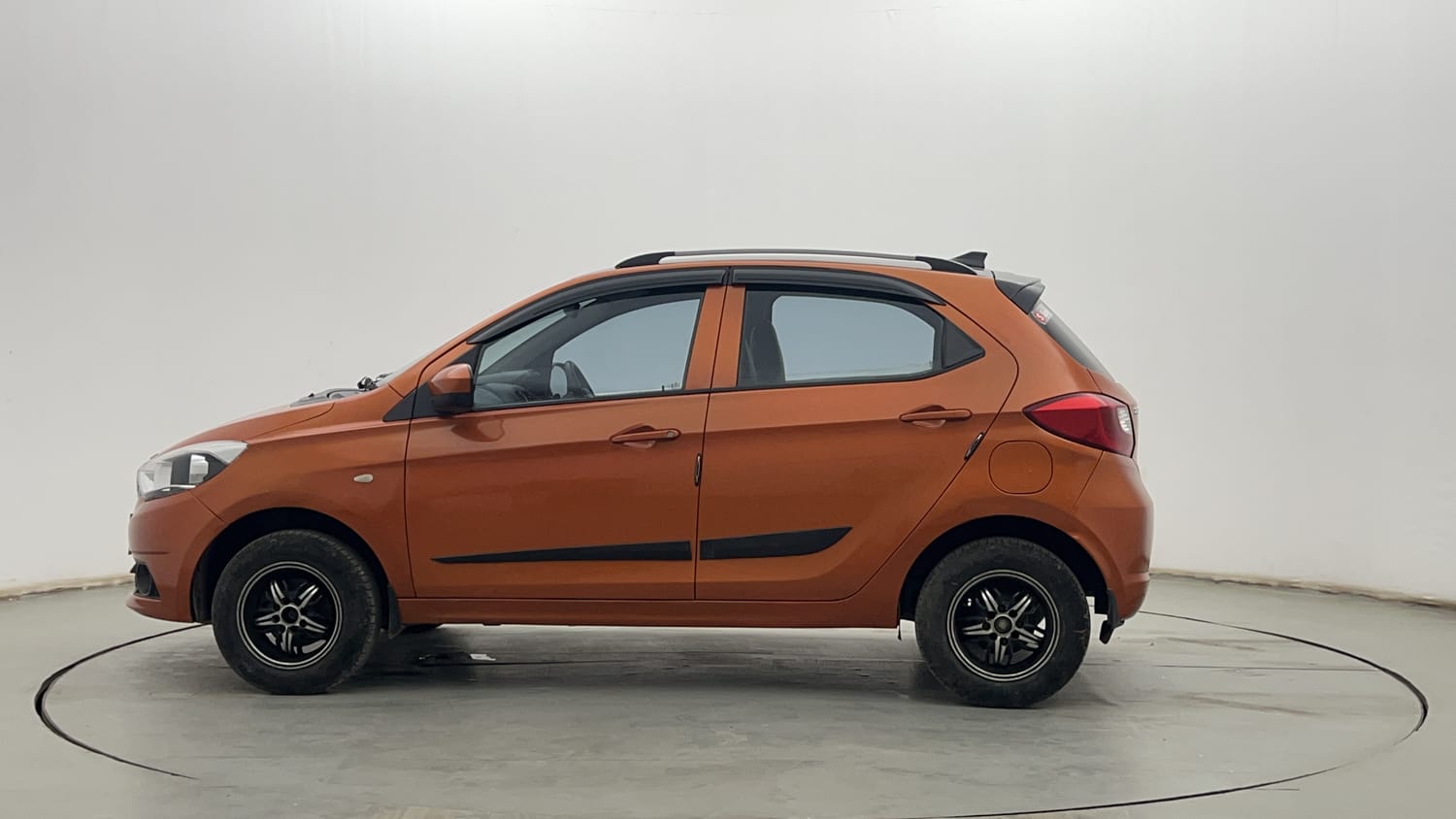 Used 2018 Tata Tiago Revotron XE Petrol Manual exterior LEFT SIDE VIEW