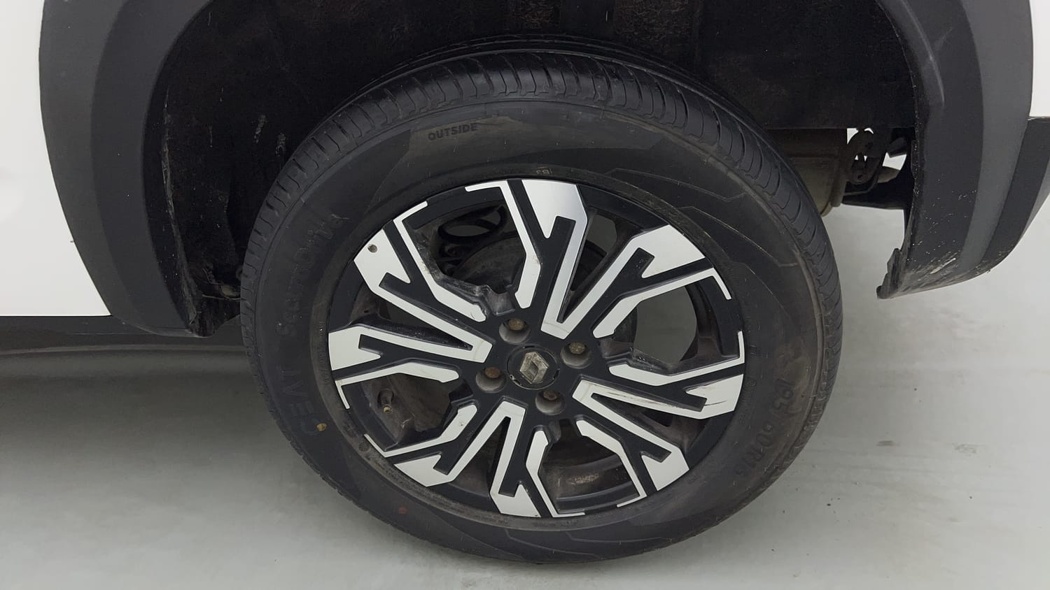 Used 2022 Renault Kiger RXZ MT Petrol Manual tyres LEFT REAR TYRE RIM VIEW