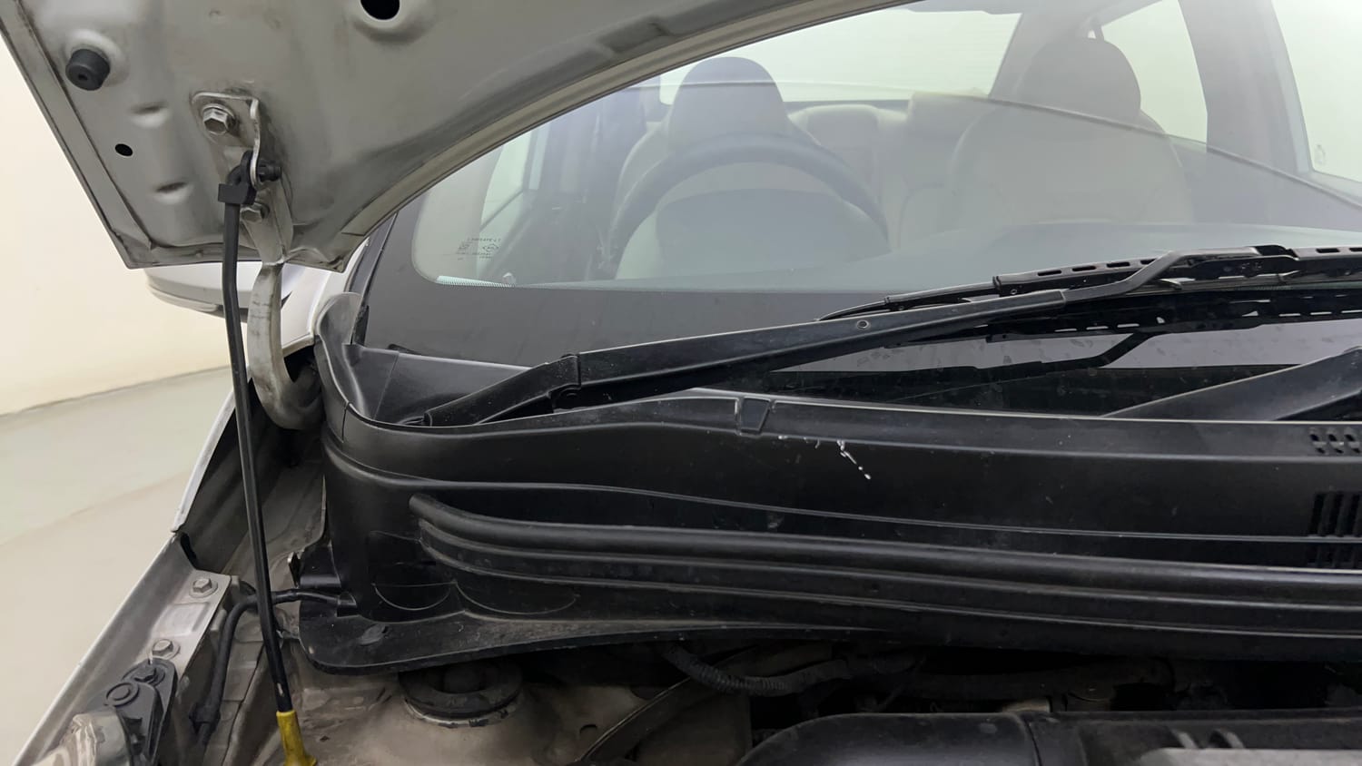 Used 2015 Hyundai Xcent SX 1.1 CRDi Diesel Manual engine ENGINE RIGHT SIDE HINGE & APRON VIEW