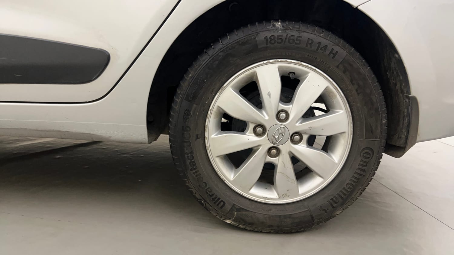 Used 2015 Hyundai Xcent SX 1.1 CRDi Diesel Manual tyres LEFT REAR TYRE RIM VIEW