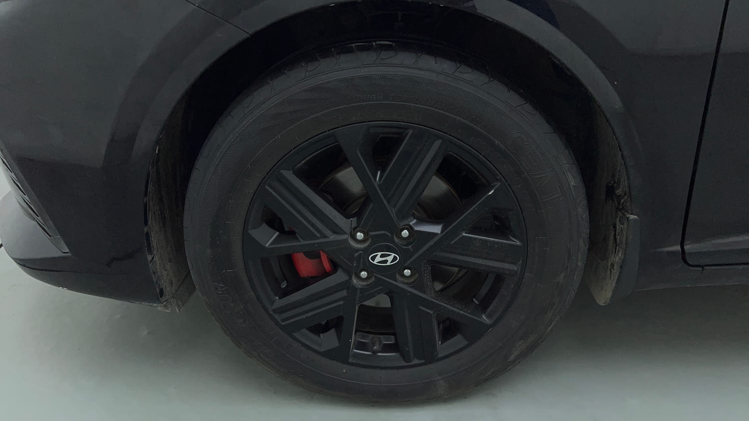 Used 2023 Hyundai Verna SX (O) 1.5 Turbo Petrol DCT Petrol Automatic tyres LEFT FRONT TYRE RIM VIEW