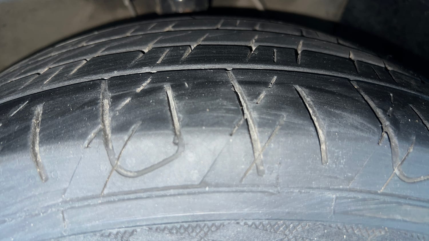 Used 2023 Hyundai Verna SX (O) 1.5 Turbo Petrol DCT Petrol Automatic tyres RIGHT FRONT TYRE TREAD VIEW