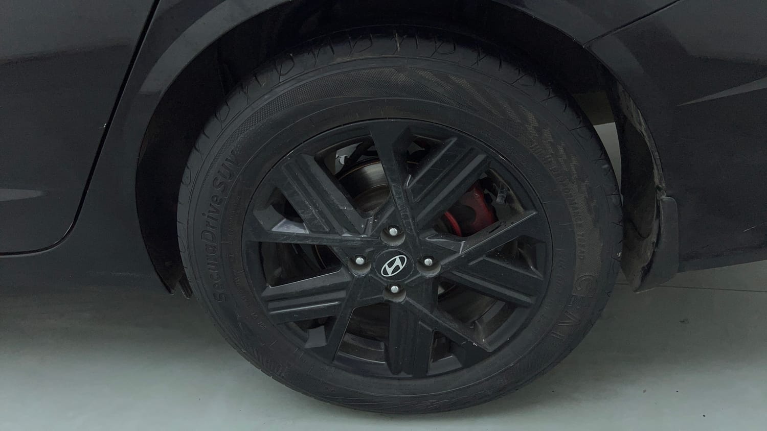 Used 2023 Hyundai Verna SX (O) 1.5 Turbo Petrol DCT Petrol Automatic tyres LEFT REAR TYRE RIM VIEW