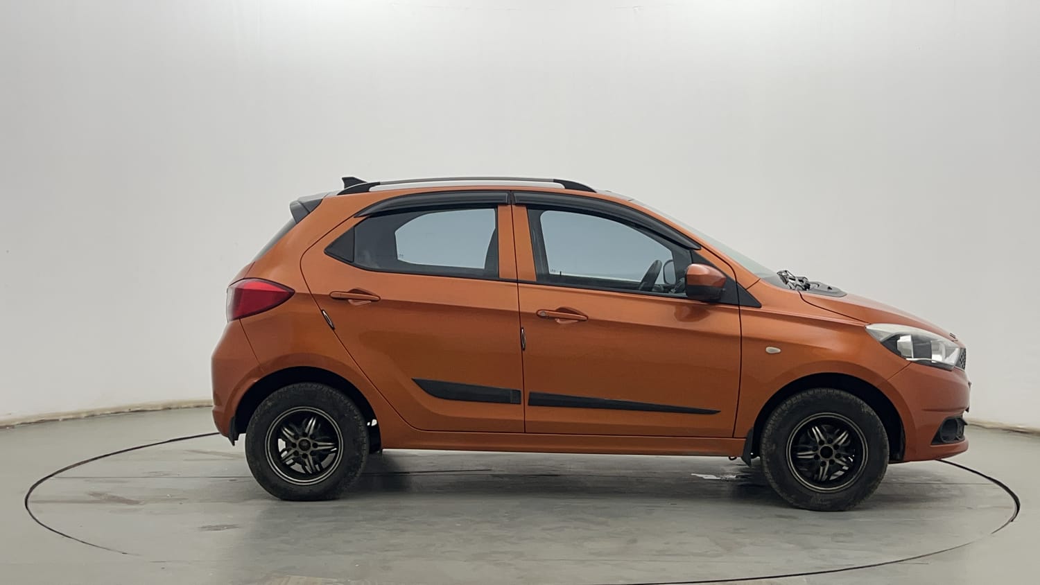 Used 2018 Tata Tiago Revotron XE Petrol Manual exterior RIGHT SIDE VIEW