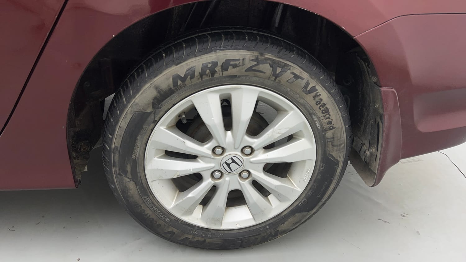 Used 2012 Honda City 1.5 V MT Petrol Manual tyres LEFT REAR TYRE RIM VIEW