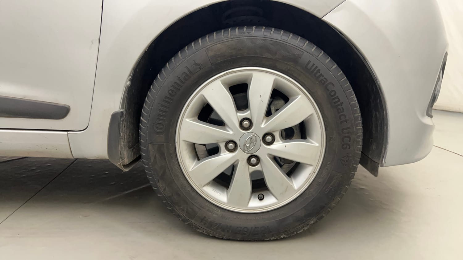 Used 2015 Hyundai Xcent SX 1.1 CRDi Diesel Manual tyres RIGHT FRONT TYRE RIM VIEW