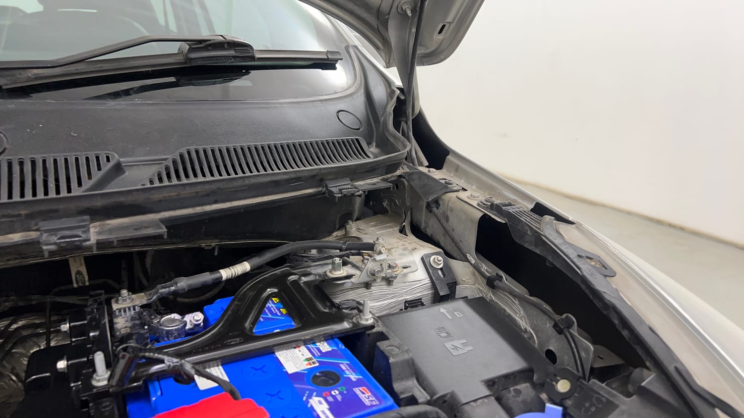 Used 2021 Ford Figo Titanium 1.2 Ti-VCT MT Petrol Manual engine ENGINE LEFT SIDE HINGE & APRON VIEW