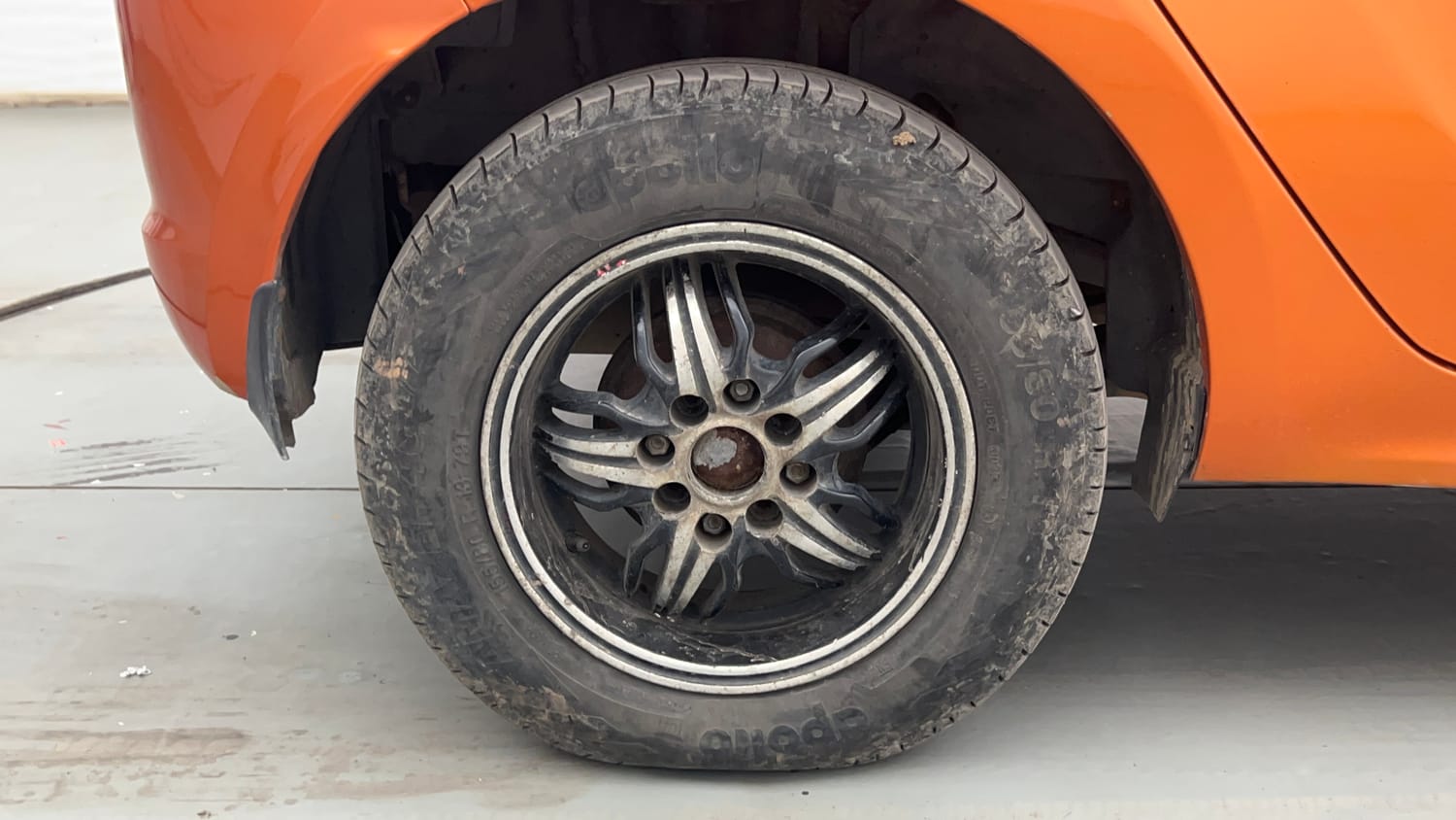 Used 2018 Tata Tiago Revotron XE Petrol Manual tyres RIGHT REAR TYRE RIM VIEW