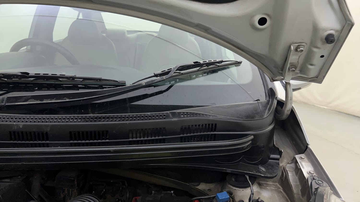 Used 2015 Hyundai Xcent SX 1.1 CRDi Diesel Manual engine ENGINE LEFT SIDE HINGE & APRON VIEW
