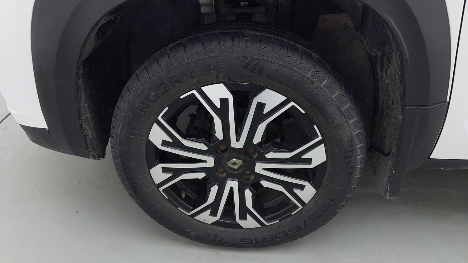 Used 2022 Renault Kiger RXZ MT Petrol Manual tyres LEFT FRONT TYRE RIM VIEW