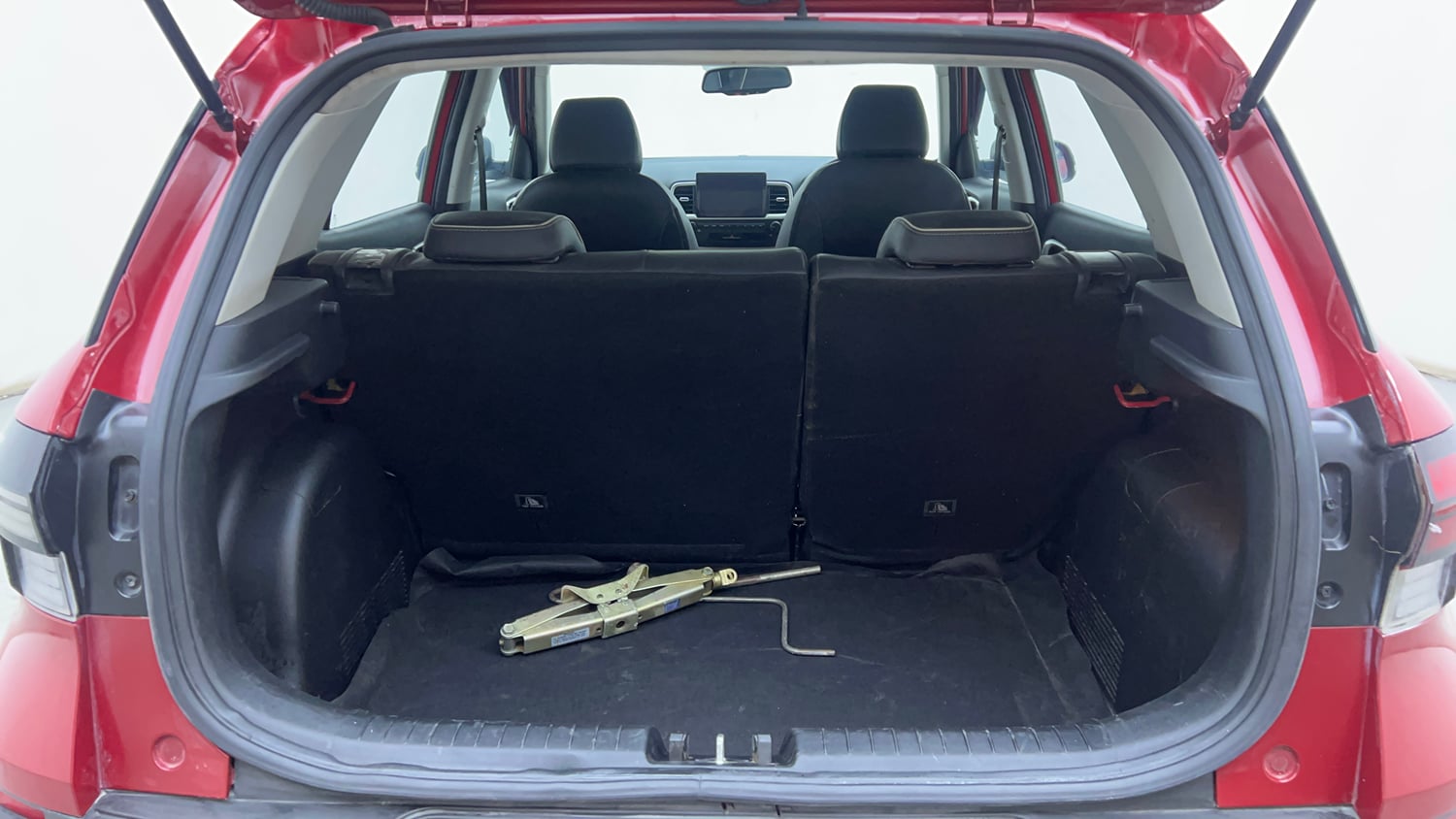 Used 2022 Hyundai Venue SX (O) 1.5 CRDi Diesel Manual interior DICKY INSIDE VIEW