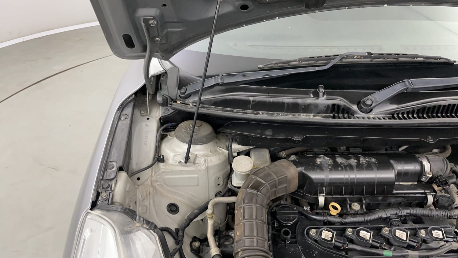 Used 2018 Maruti Suzuki Baleno Zeta 1.2 Petrol Manual engine ENGINE RIGHT SIDE HINGE & APRON VIEW