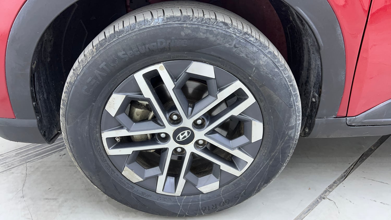 Used 2022 Hyundai Venue SX (O) 1.5 CRDi Diesel Manual tyres LEFT FRONT TYRE RIM VIEW
