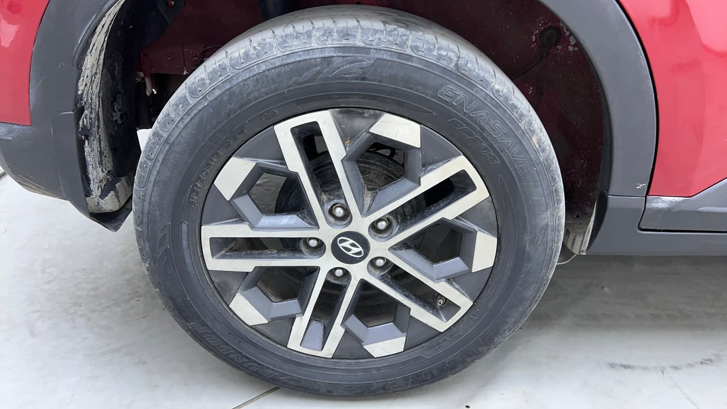 Used 2022 Hyundai Venue SX (O) 1.5 CRDi Diesel Manual tyres RIGHT REAR TYRE RIM VIEW