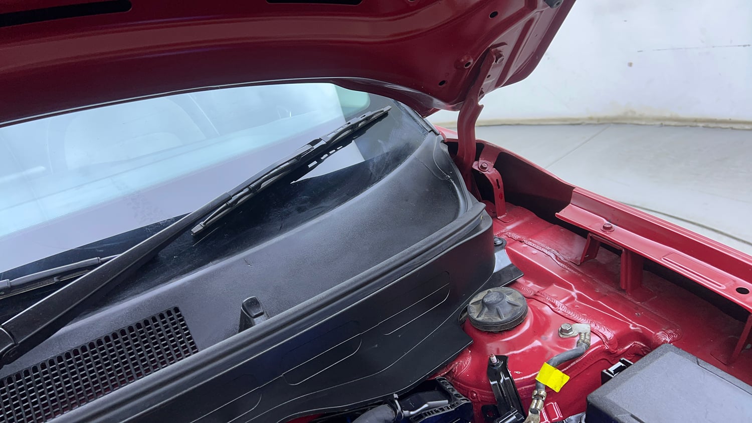 Used 2022 Hyundai Venue SX (O) 1.5 CRDi Diesel Manual engine ENGINE LEFT SIDE HINGE & APRON VIEW