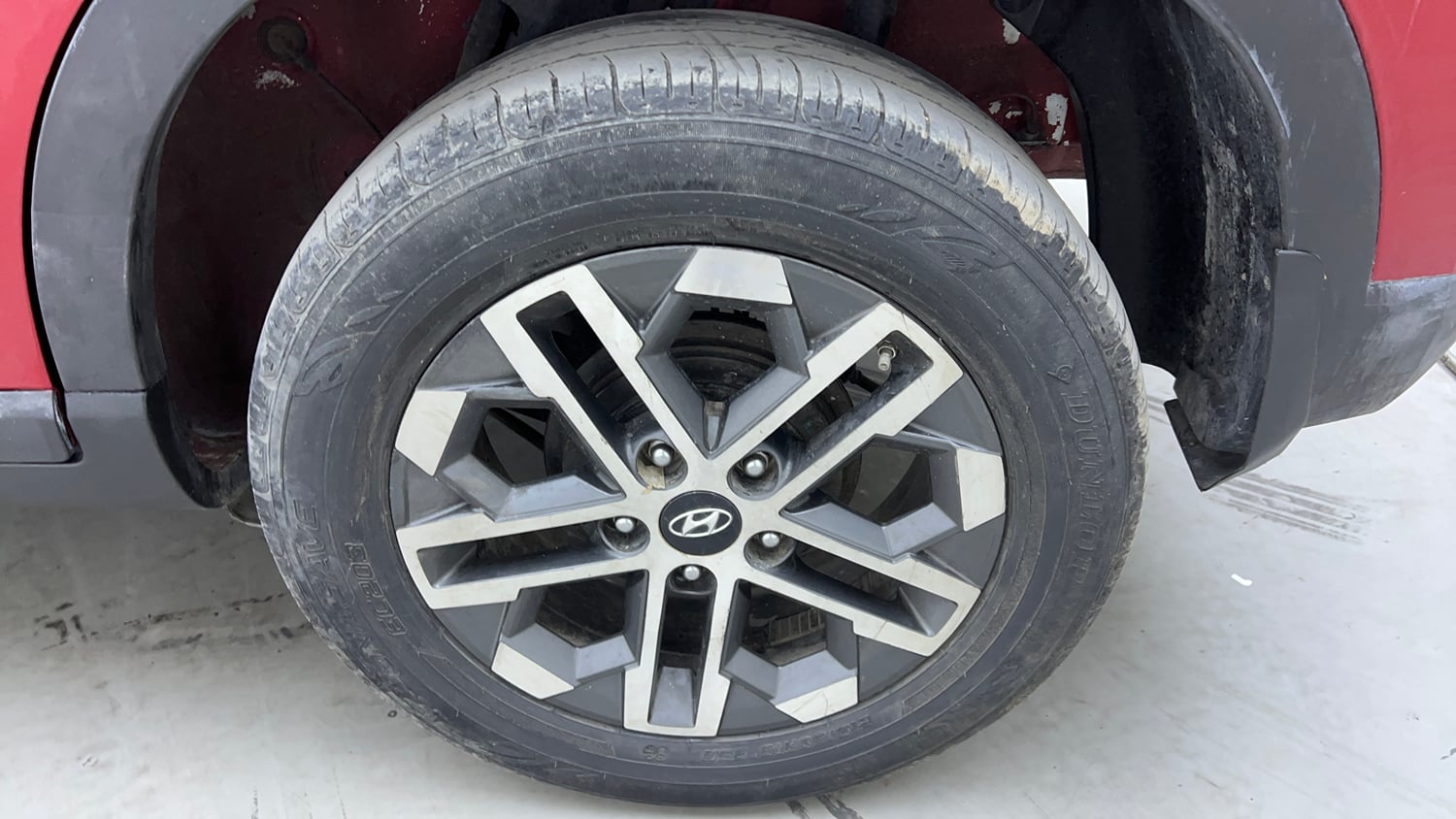 Used 2022 Hyundai Venue SX (O) 1.5 CRDi Diesel Manual tyres LEFT REAR TYRE RIM VIEW