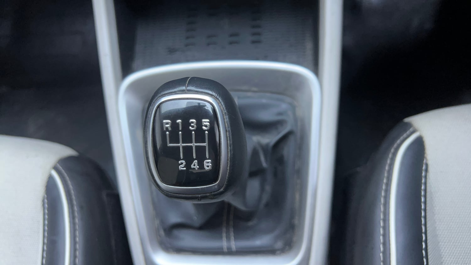 Used 2022 Hyundai Venue SX (O) 1.5 CRDi Diesel Manual interior GEAR  KNOB VIEW