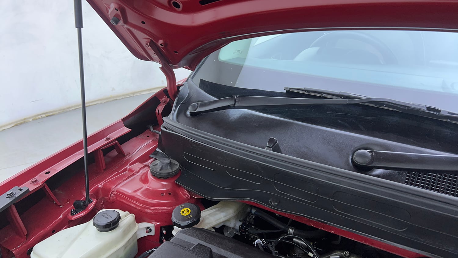 Used 2022 Hyundai Venue SX (O) 1.5 CRDi Diesel Manual engine ENGINE RIGHT SIDE HINGE & APRON VIEW