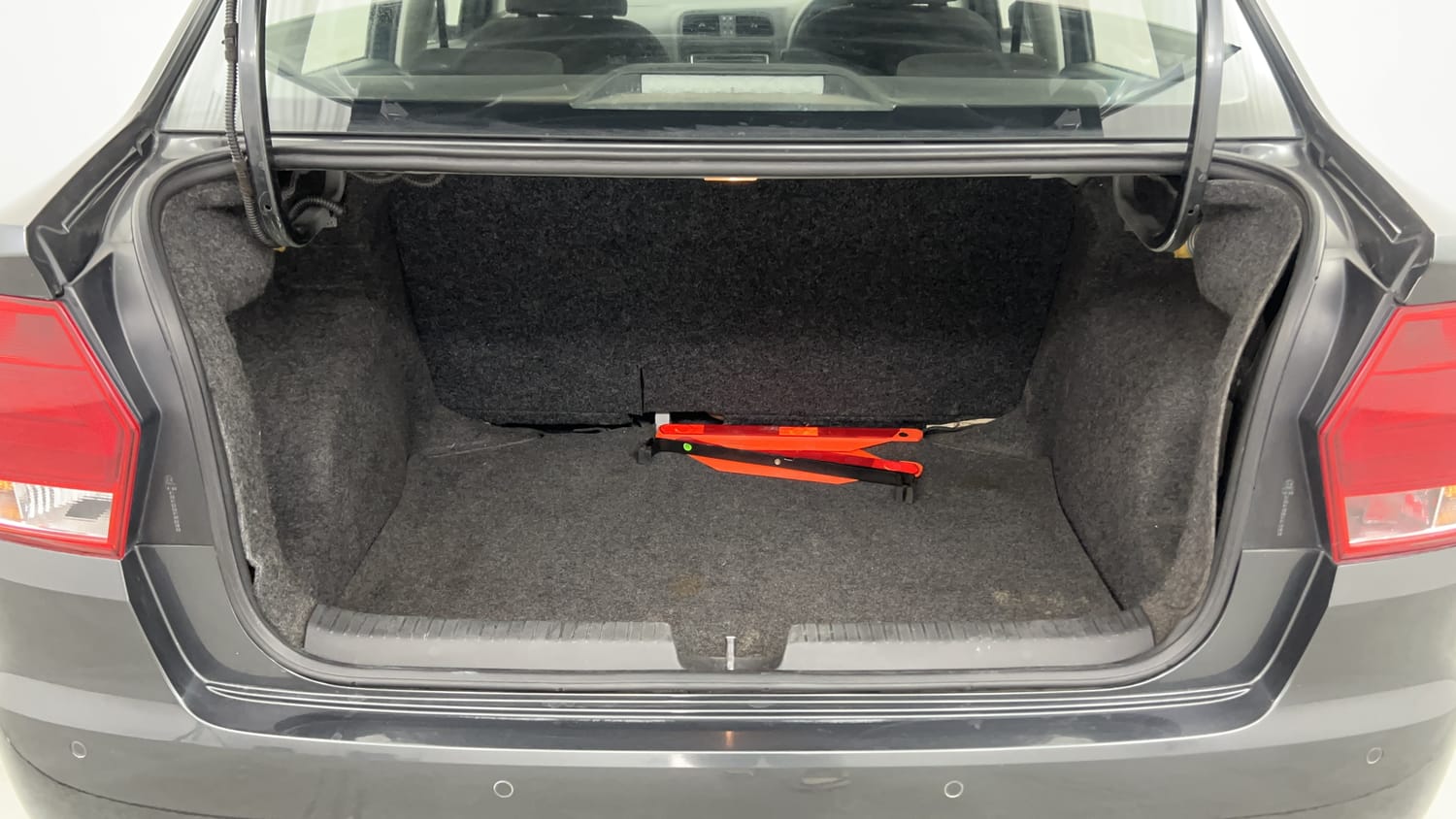 Used 2019 Volkswagen Ameo Comfortline 1.0L (P) Petrol Manual interior DICKY INSIDE VIEW