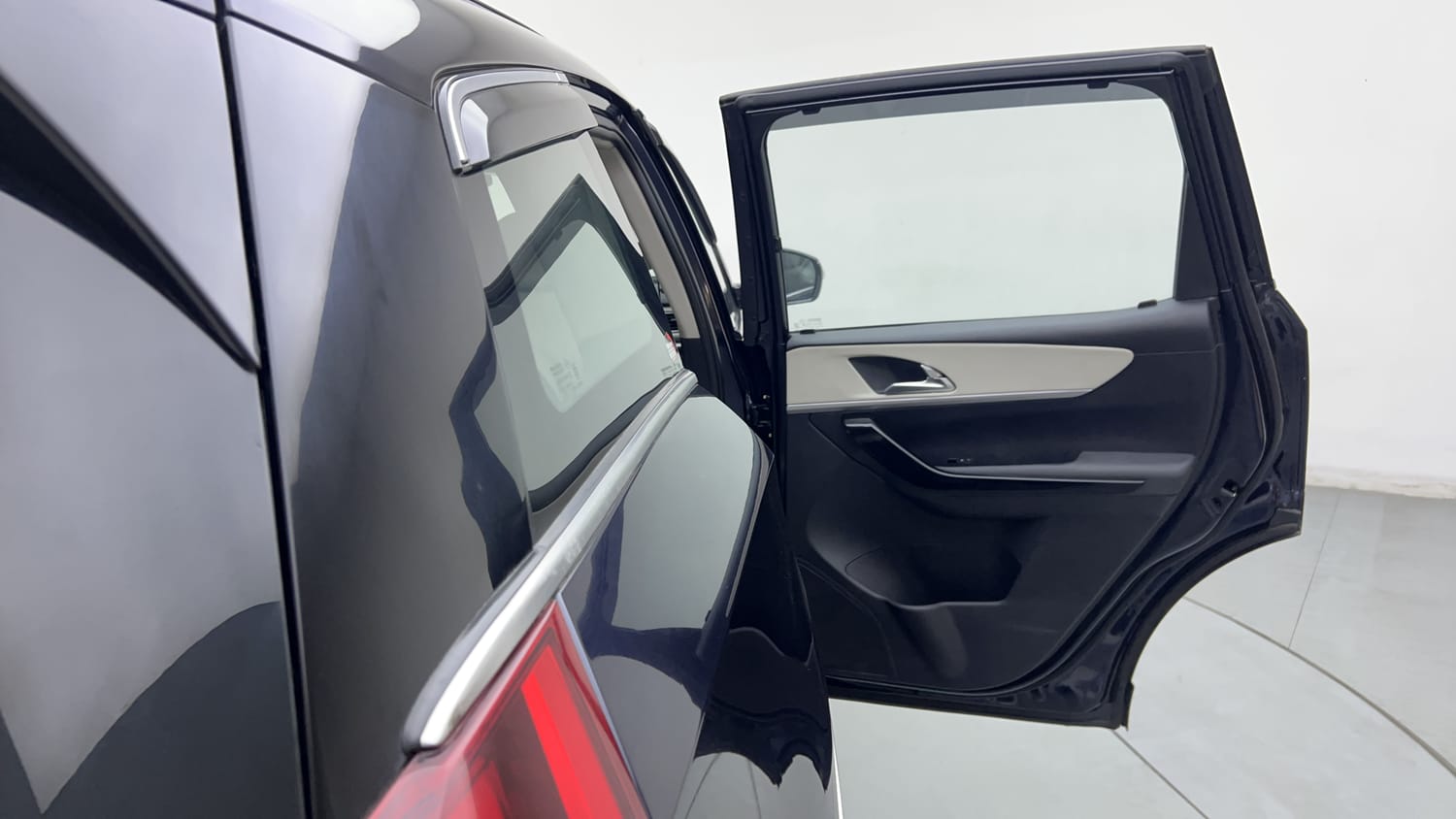2024 Mahindra XUV700 AX7 Petrol AT 7 STR-20