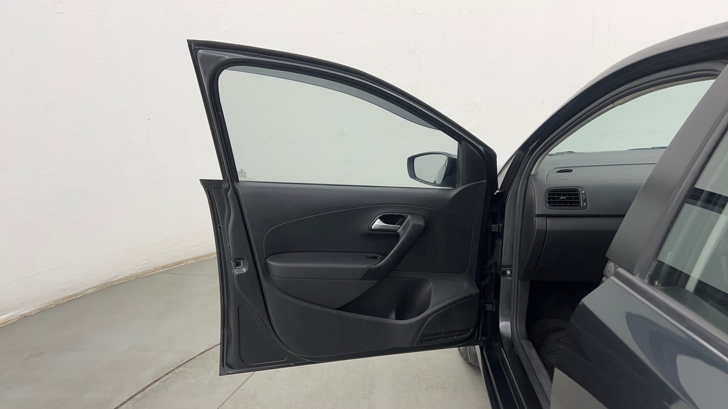 Used 2019 Volkswagen Ameo Comfortline 1.0L (P) Petrol Manual interior LEFT FRONT DOOR OPEN VIEW