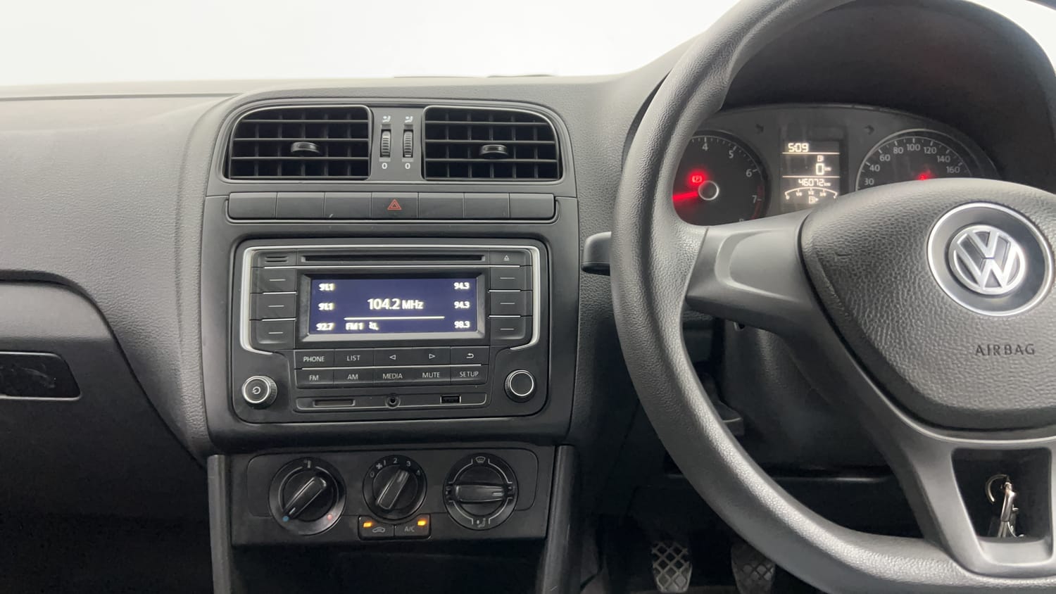 Used 2019 Volkswagen Ameo Comfortline 1.0L (P) Petrol Manual interior MUSIC SYSTEM & AC CONTROL VIEW