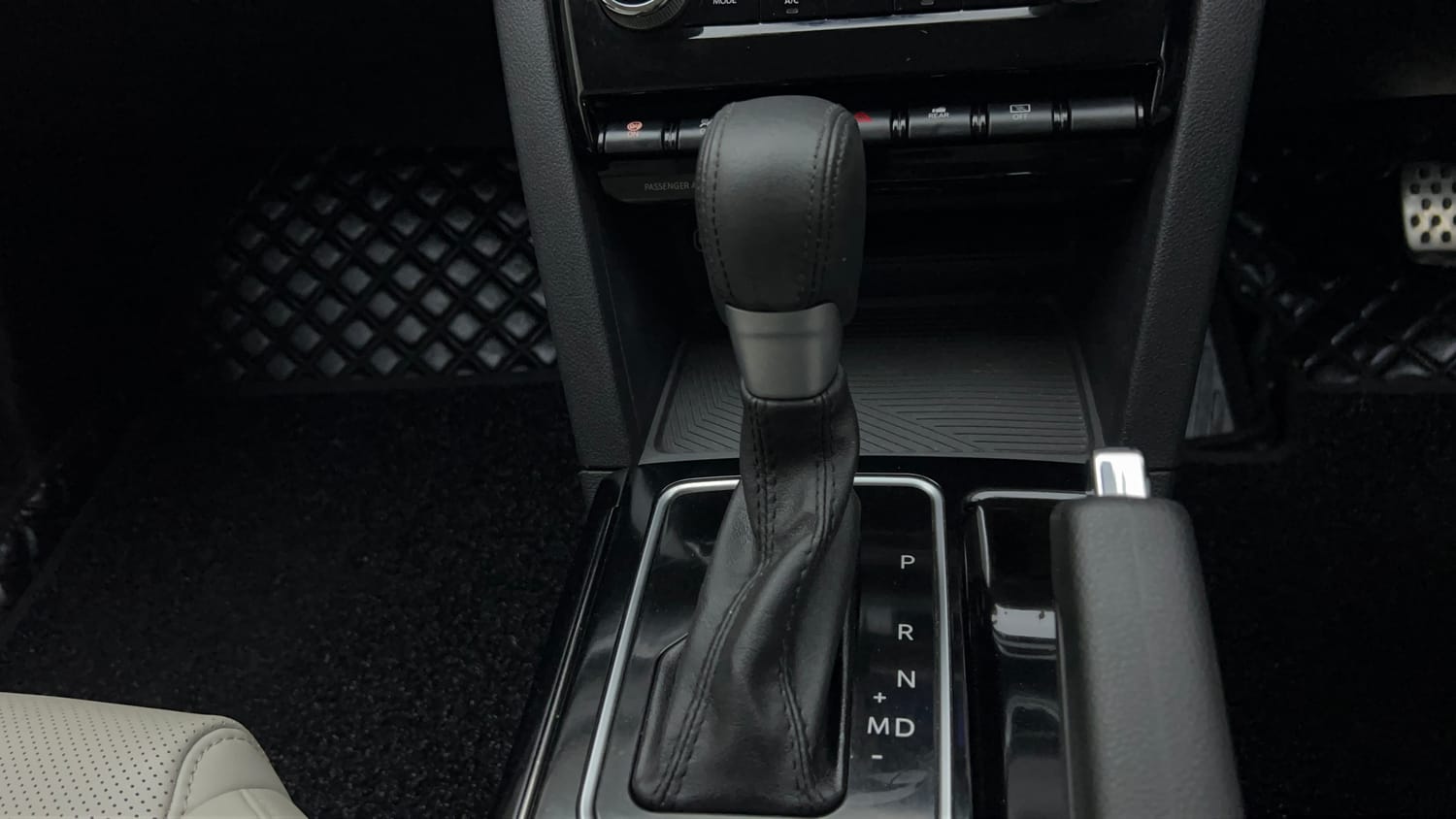 2024 Mahindra XUV700 AX7 Petrol AT 7 STR-16