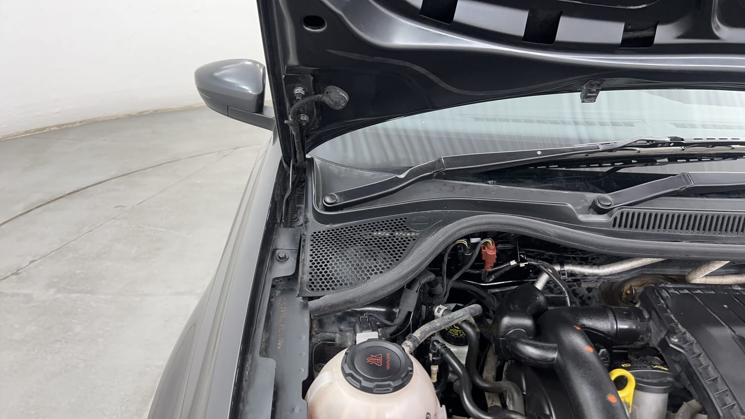 Used 2019 Volkswagen Ameo Comfortline 1.0L (P) Petrol Manual engine ENGINE RIGHT SIDE HINGE & APRON VIEW