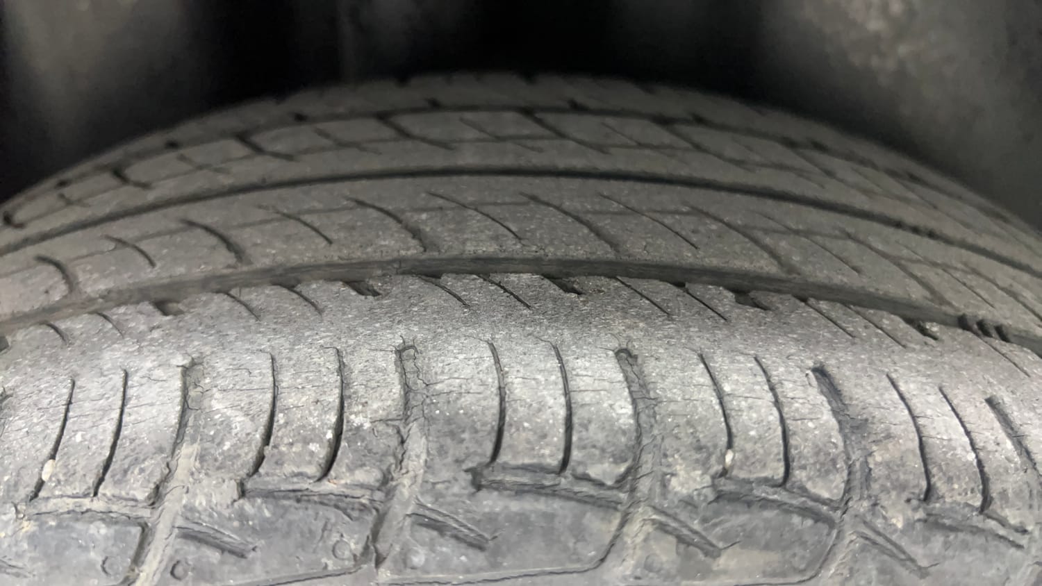 Used 2019 Volkswagen Ameo Comfortline 1.0L (P) Petrol Manual tyres RIGHT REAR TYRE TREAD VIEW