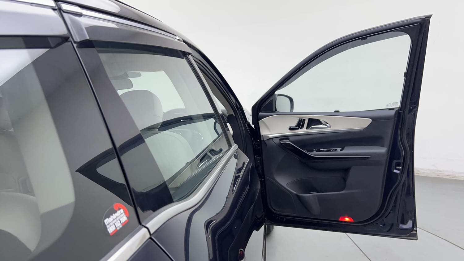 2024 Mahindra XUV700 AX7 Petrol AT 7 STR-19