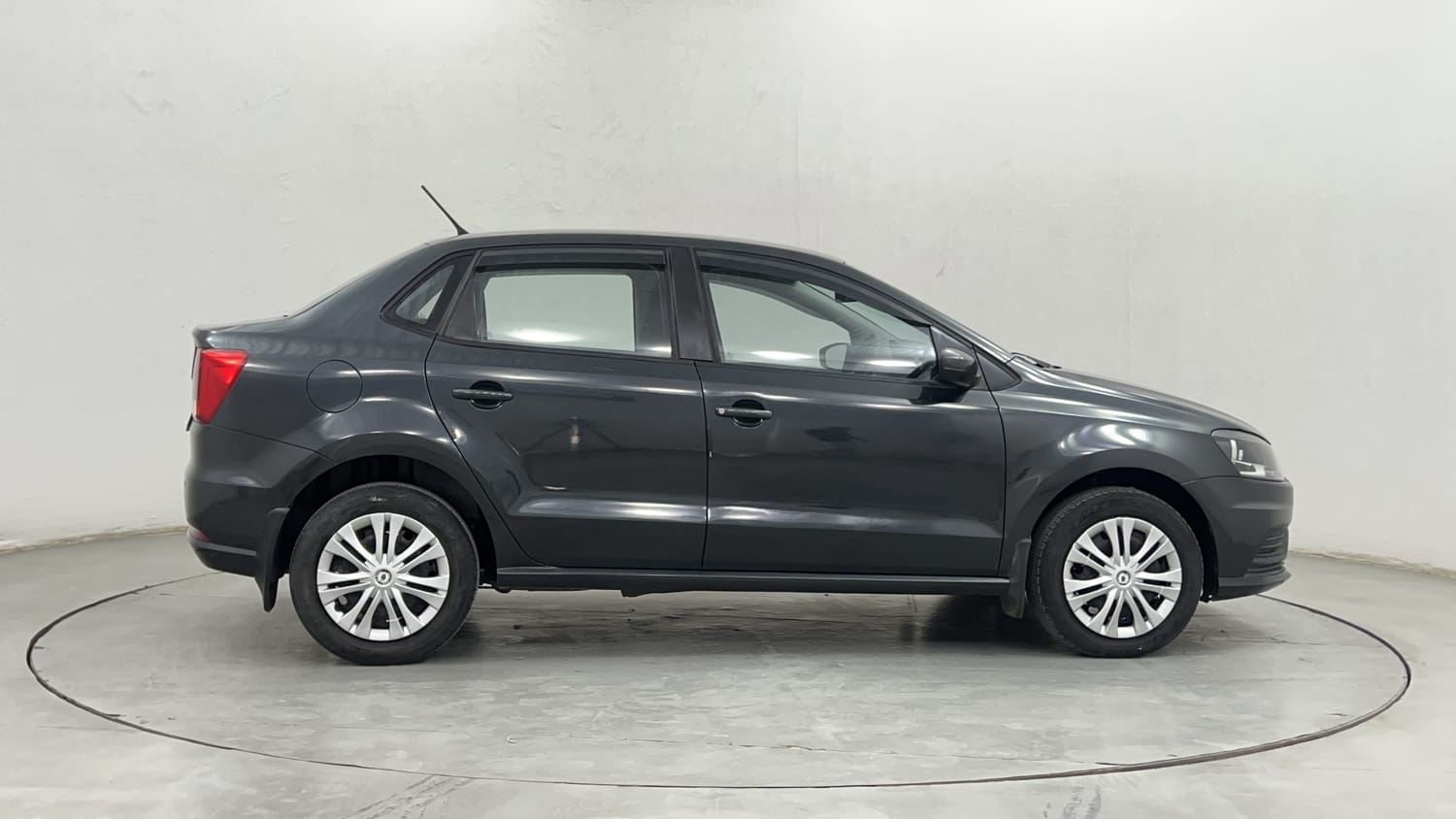 Used 2019 Volkswagen Ameo Comfortline 1.0L (P) Petrol Manual exterior RIGHT SIDE VIEW