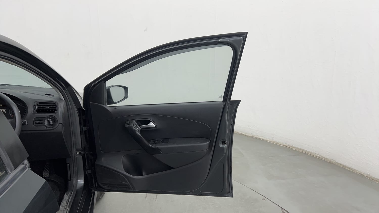 Used 2019 Volkswagen Ameo Comfortline 1.0L (P) Petrol Manual interior RIGHT FRONT DOOR OPEN VIEW