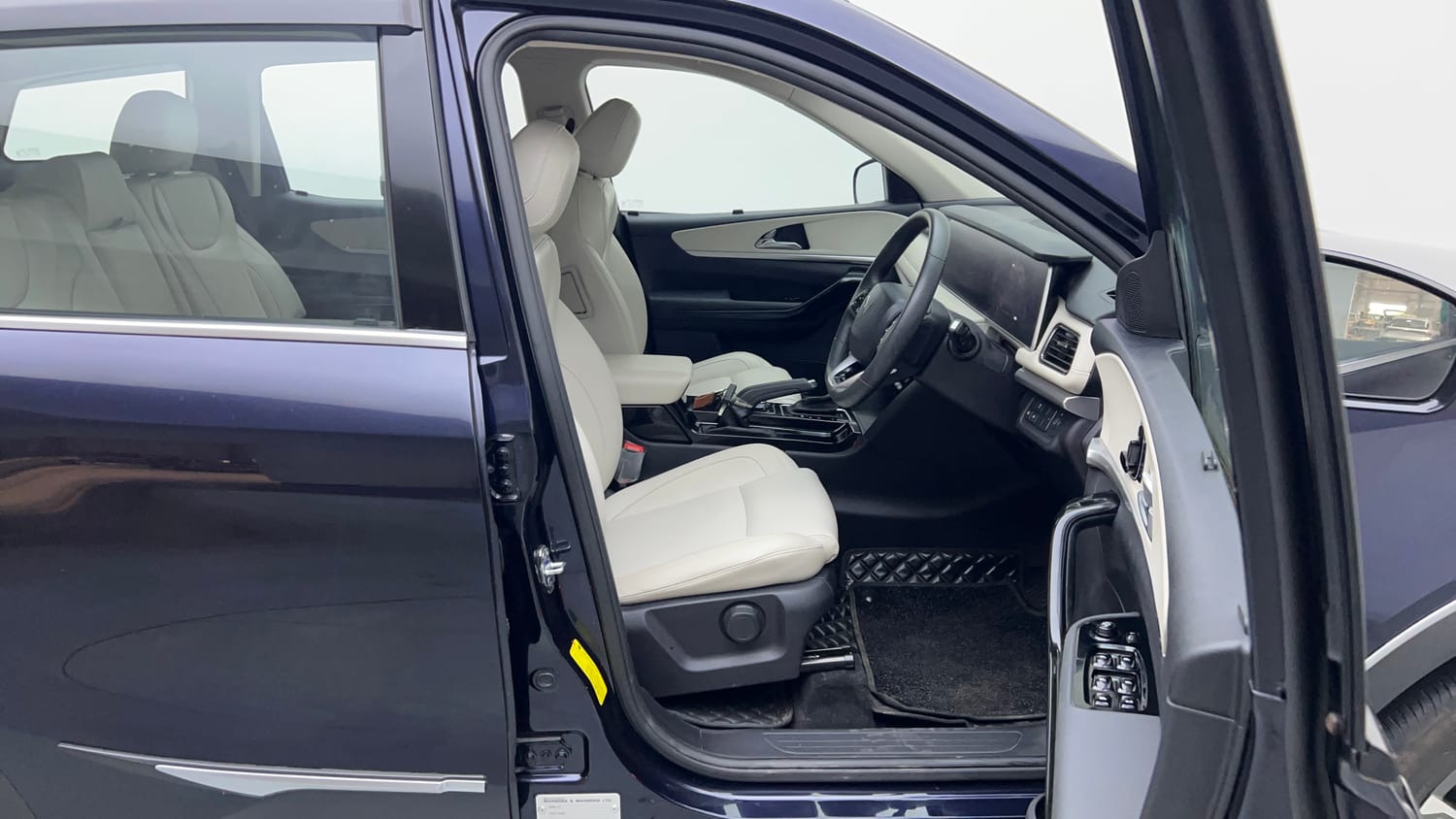 2024 Mahindra XUV700 AX7 Petrol AT 7 STR-17