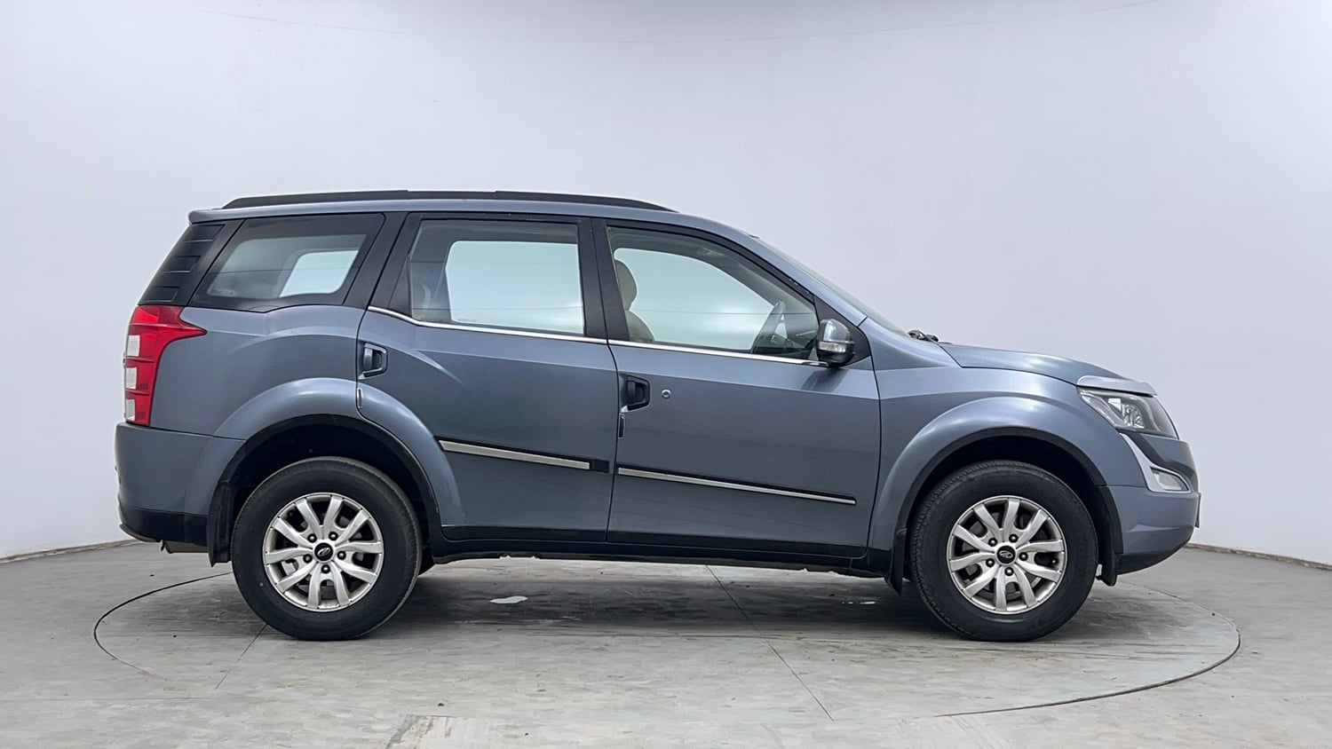 Used 2016 Mahindra XUV500 W10 Diesel Manual exterior RIGHT SIDE VIEW