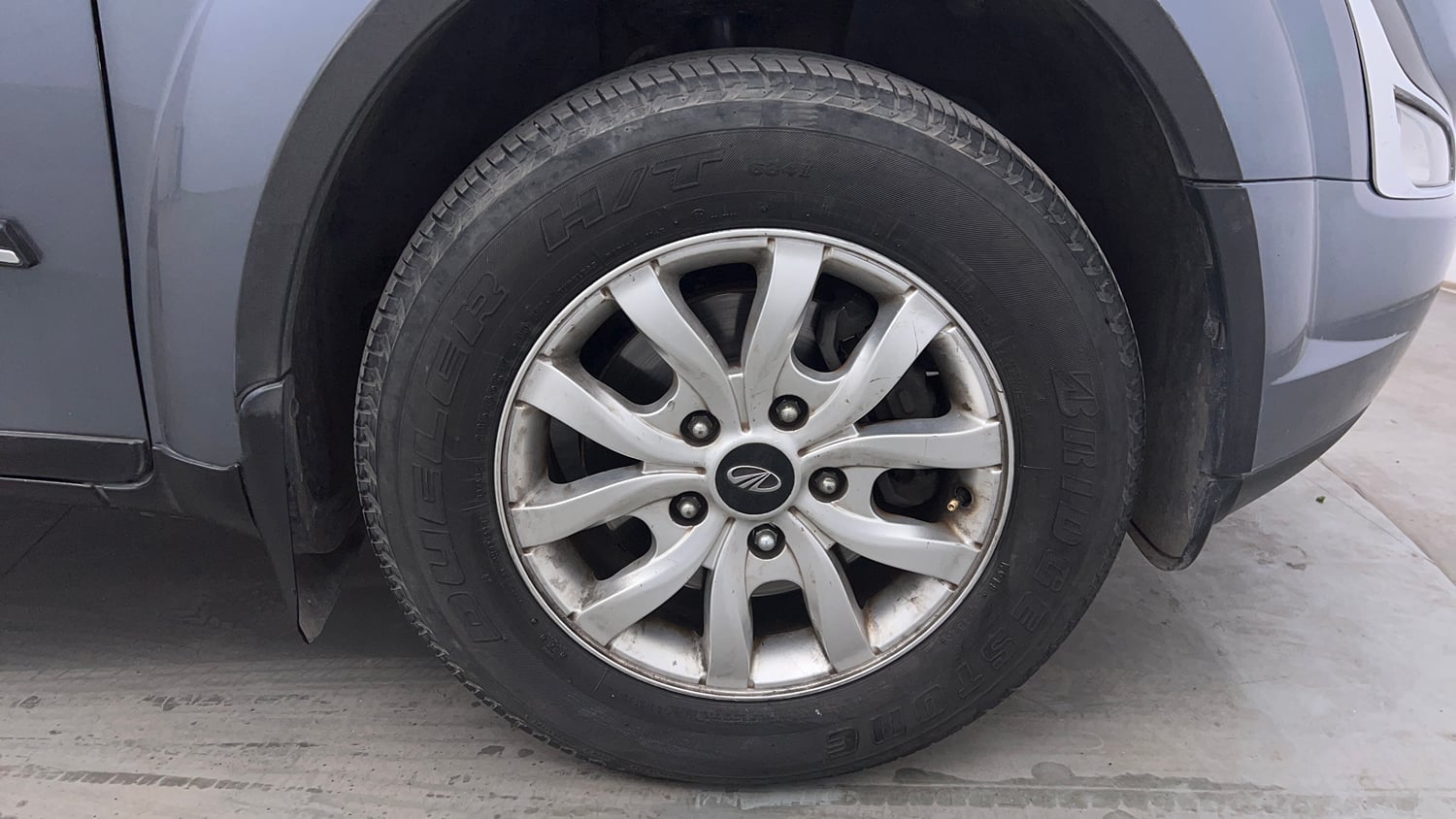 Used 2016 Mahindra XUV500 W10 Diesel Manual tyres RIGHT FRONT TYRE RIM VIEW