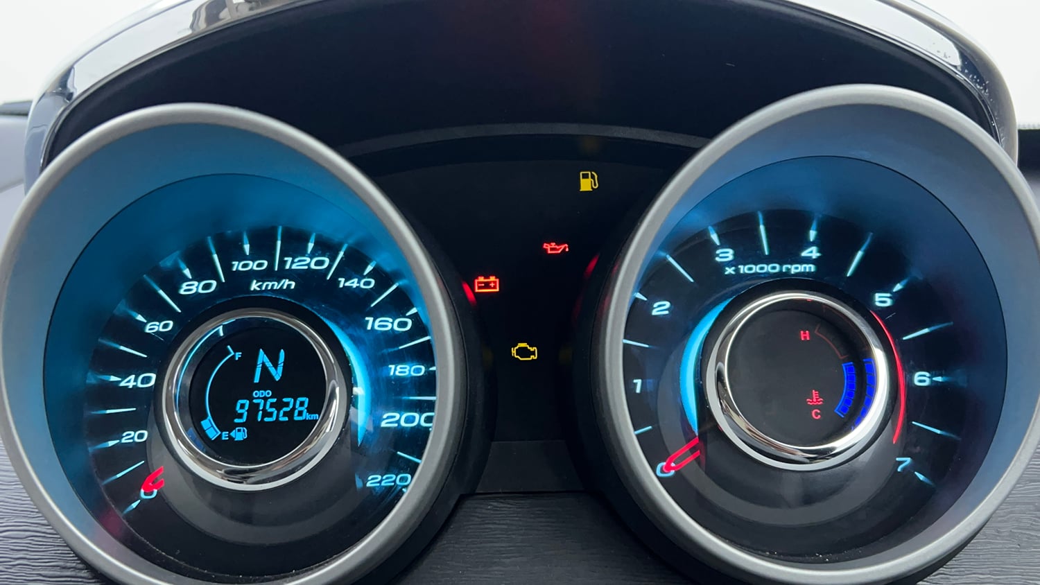 Used 2016 Mahindra XUV500 W10 Diesel Manual interior CLUSTERMETER VIEW