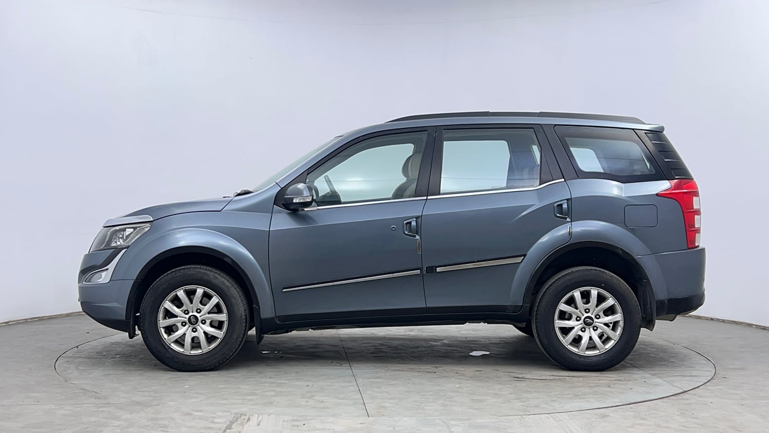 Used 2016 Mahindra XUV500 W10 Diesel Manual exterior LEFT SIDE VIEW