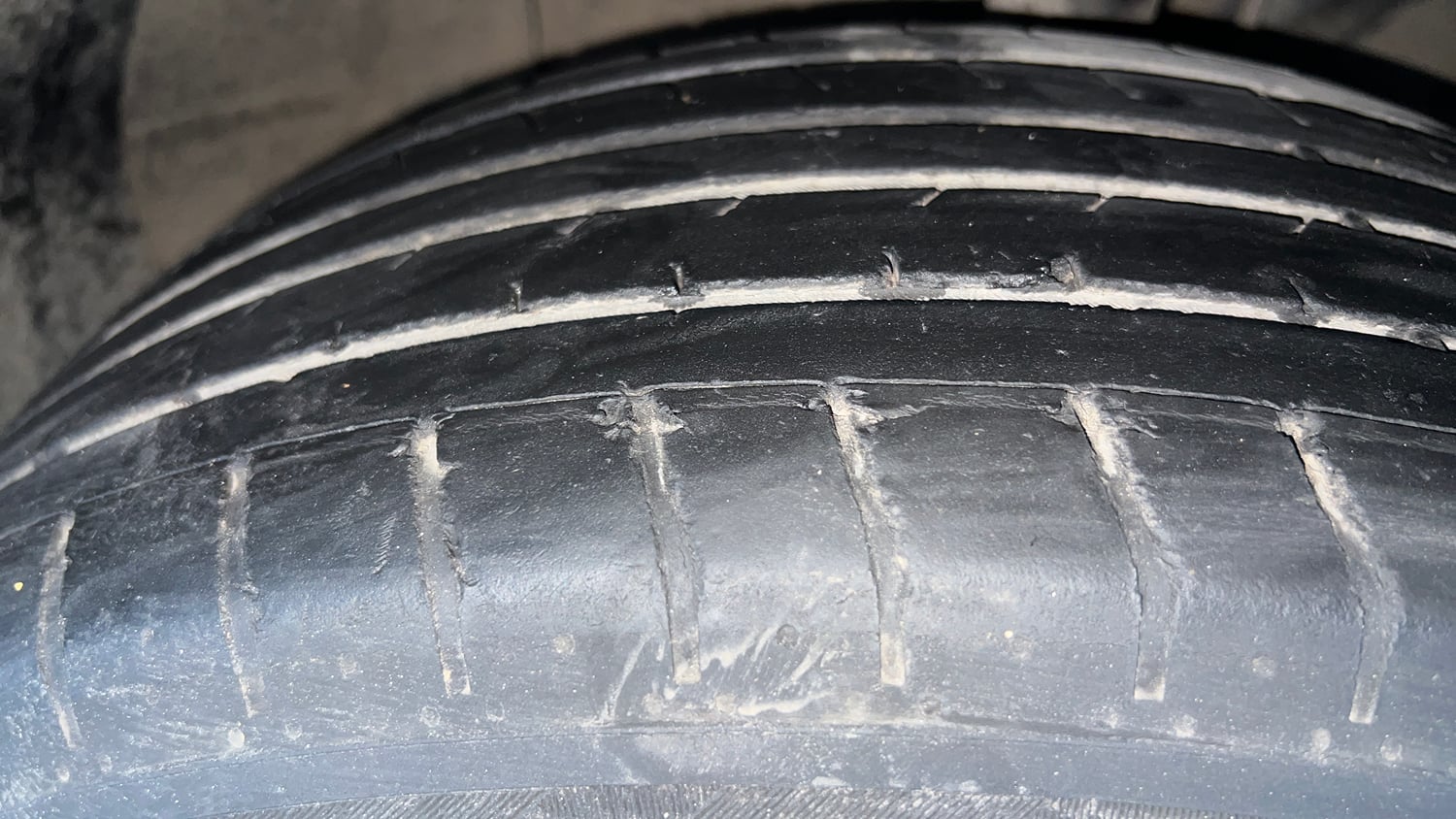 Used 2023 Hyundai Creta SX (O) 1.5 Diesel Automatic knight Diesel Automatic tyres RIGHT FRONT TYRE TREAD VIEW