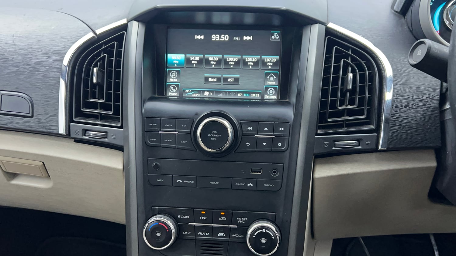 Used 2016 Mahindra XUV500 W10 Diesel Manual interior MUSIC SYSTEM & AC CONTROL VIEW