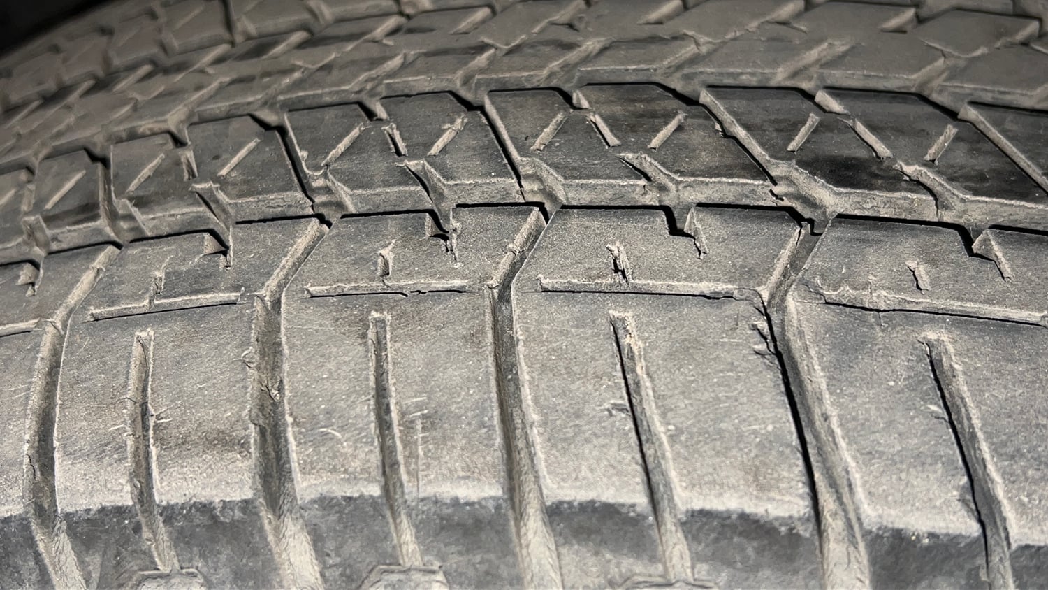 Used 2016 Mahindra XUV500 W10 Diesel Manual tyres RIGHT FRONT TYRE TREAD VIEW