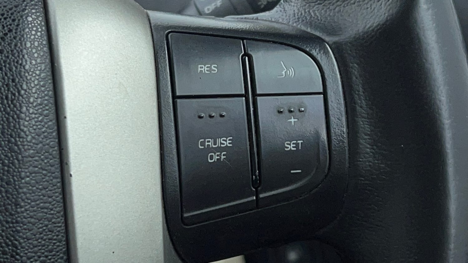Used 2016 Mahindra XUV500 W10 Diesel Manual top_features Cruise control