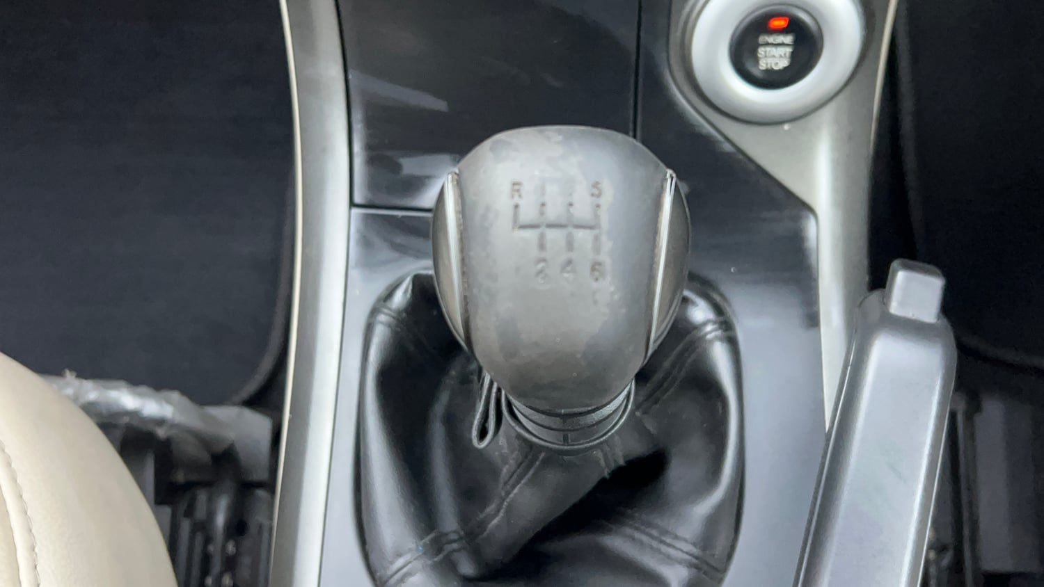 Used 2016 Mahindra XUV500 W10 Diesel Manual interior GEAR  KNOB VIEW
