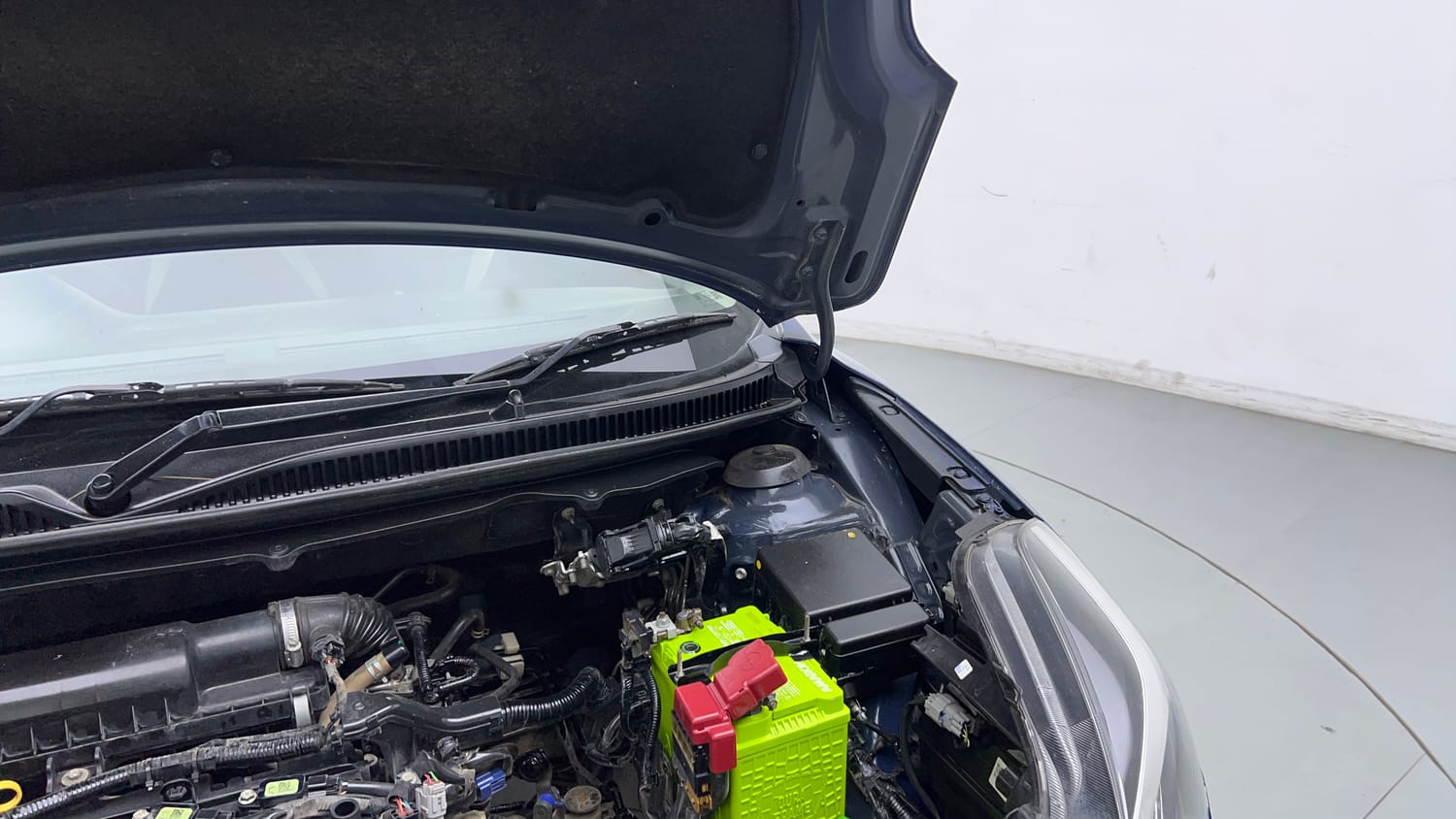 Used 2020 Maruti Suzuki Baleno Zeta Petrol Manual engine ENGINE LEFT SIDE HINGE & APRON VIEW