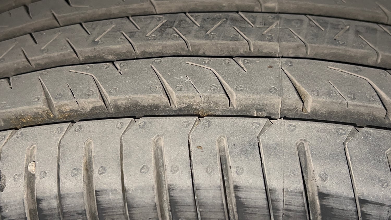 Used 2016 Mahindra XUV500 W10 Diesel Manual tyres LEFT REAR TYRE TREAD VIEW