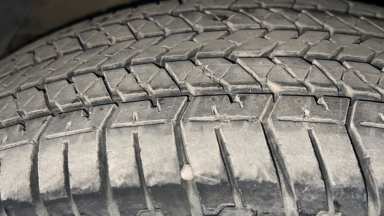 Used 2016 Mahindra XUV500 W10 Diesel Manual tyres LEFT FRONT TYRE TREAD VIEW